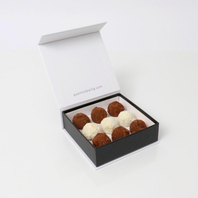 Coffret de 9 truffes mix chocolat noir vanille/caramel beurre salé/caramel exotique QB