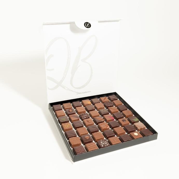 Coffret X49 pralinés et ganaches noir et lait QB