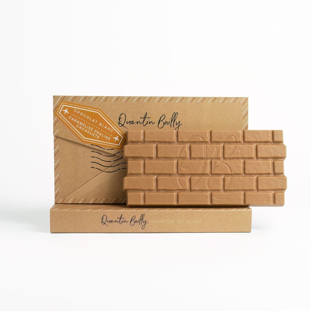 Tablette fourrée blanc caramélisé 30% de cacao minimum, praliné cacahuète QB